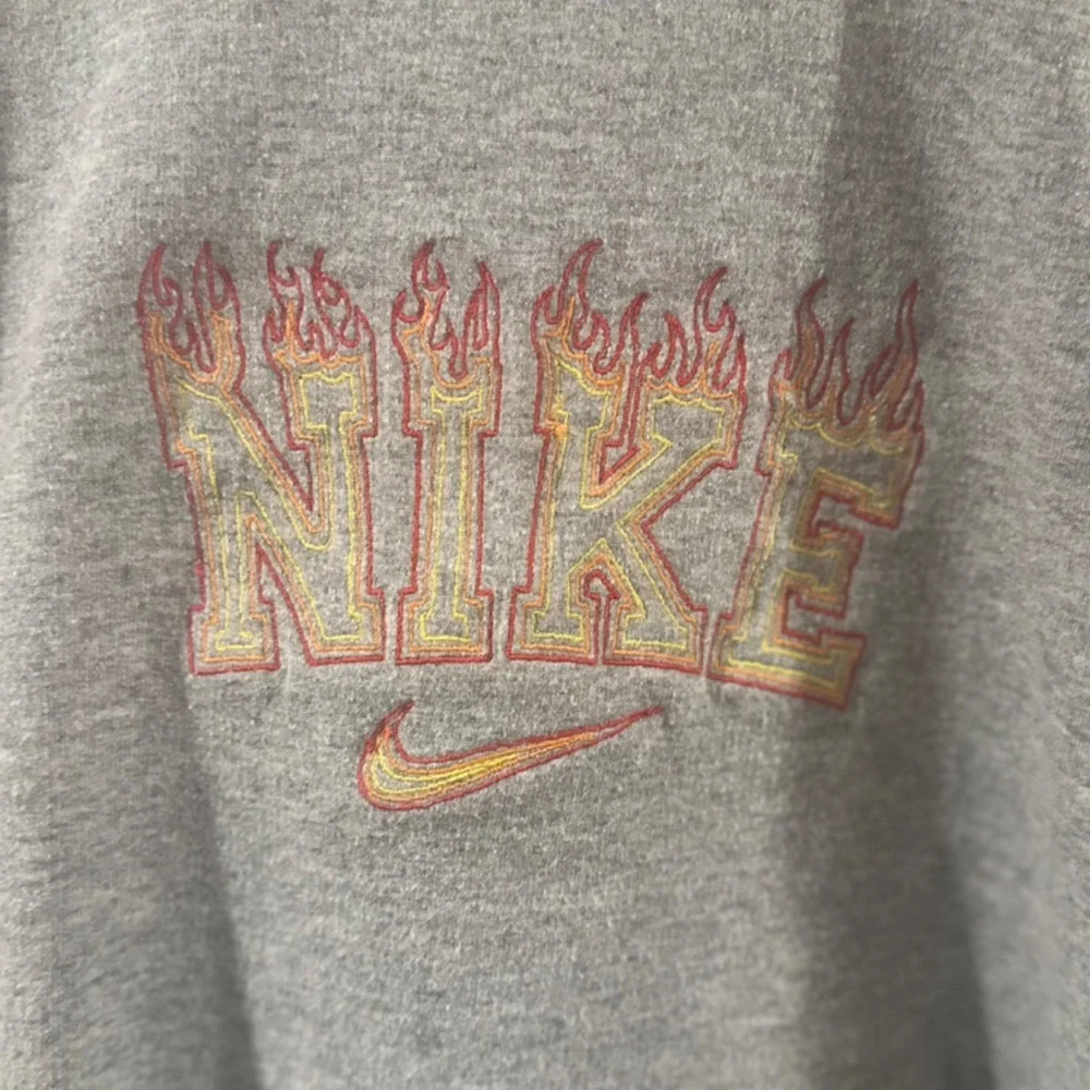 VTG Y2K Nike Embroidered Design Gray Cropped Sweatshirt Size Women’s Medium